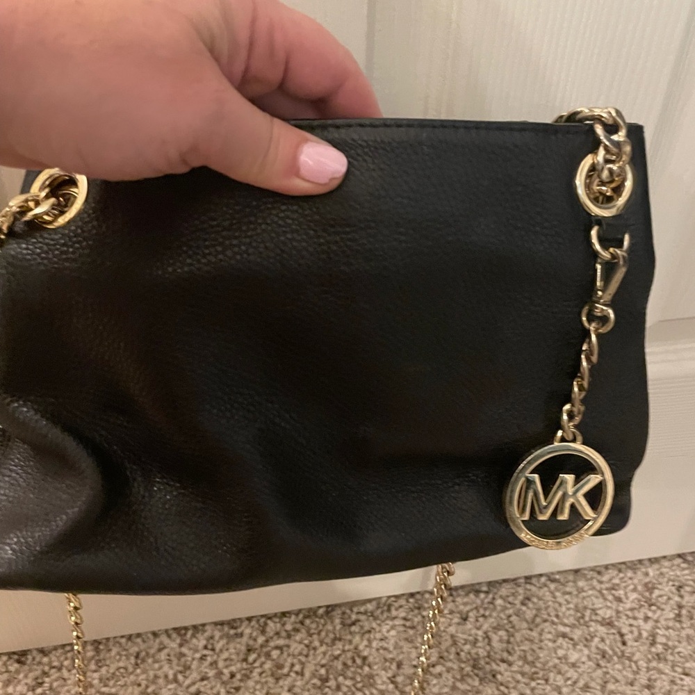 Michael Kors Womens black leather crossbody/shoulder bag..